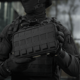 Person holder M-Tac Admin Pouch Large Elite i sort, funktionel taske til taktisk udstyr lavet af Cordura 500D med velcro og laserudskæringer.