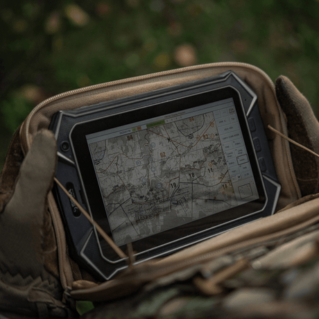 M-Tac Admin Pouch Large Elite med en tablet, der viser et kort, opbevaret i den slidstærke Cordura 500D taske i naturen.