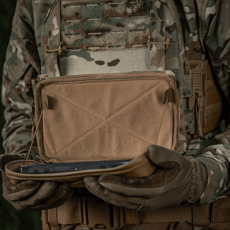 M-Tac Admin Pouch Large Elite i brug, monteret på taktisk udstyr, perfekt til opbevaring af dokumenter og tilbehør, fremstillet af Cordura 500D.
