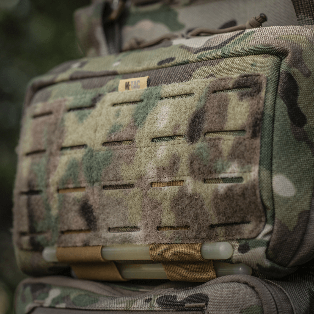 M-Tac Admin Pouch Large Elite i camouflage design med laserudskåret velcro-panel til patches, perfekt til taktisk udstyr.