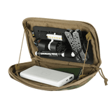 M-Tac Admin Pouch Large Elite åben med taktisk udstyr som lommelygte, værktøj og powerbank, lavet af slidstærkt Cordura 500D materiale