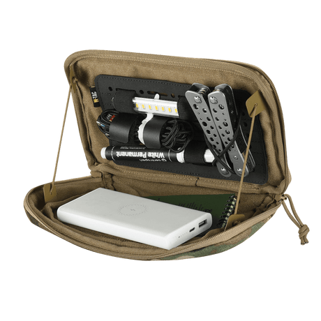 M-Tac Admin Pouch Large Elite åben med taktisk udstyr som lommelygte, værktøj og powerbank, lavet af slidstærkt Cordura 500D materiale