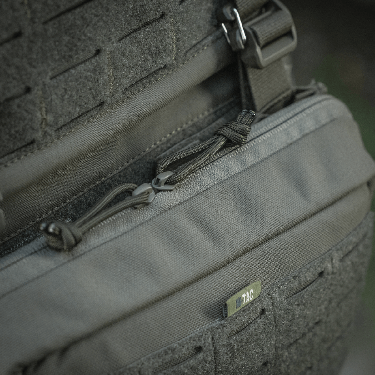 Nærbillede af M-Tac Admin Pouch Large Elite lavet af slidstærkt Cordura 500D, ideel til taktisk udstyr og opbevaring.