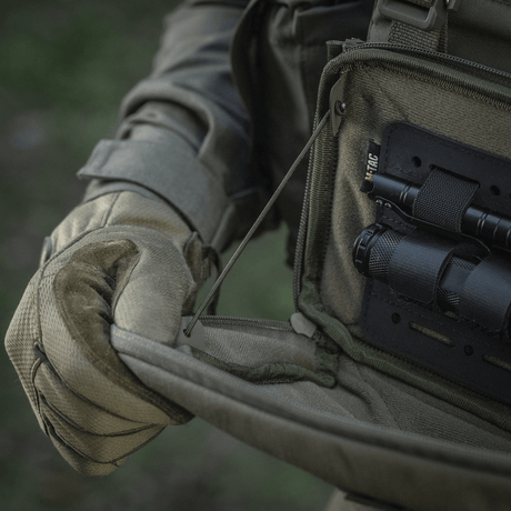 Taktisk brug af M-Tac Admin Pouch Large Elite til opbevaring af lommelygte og udstyr.