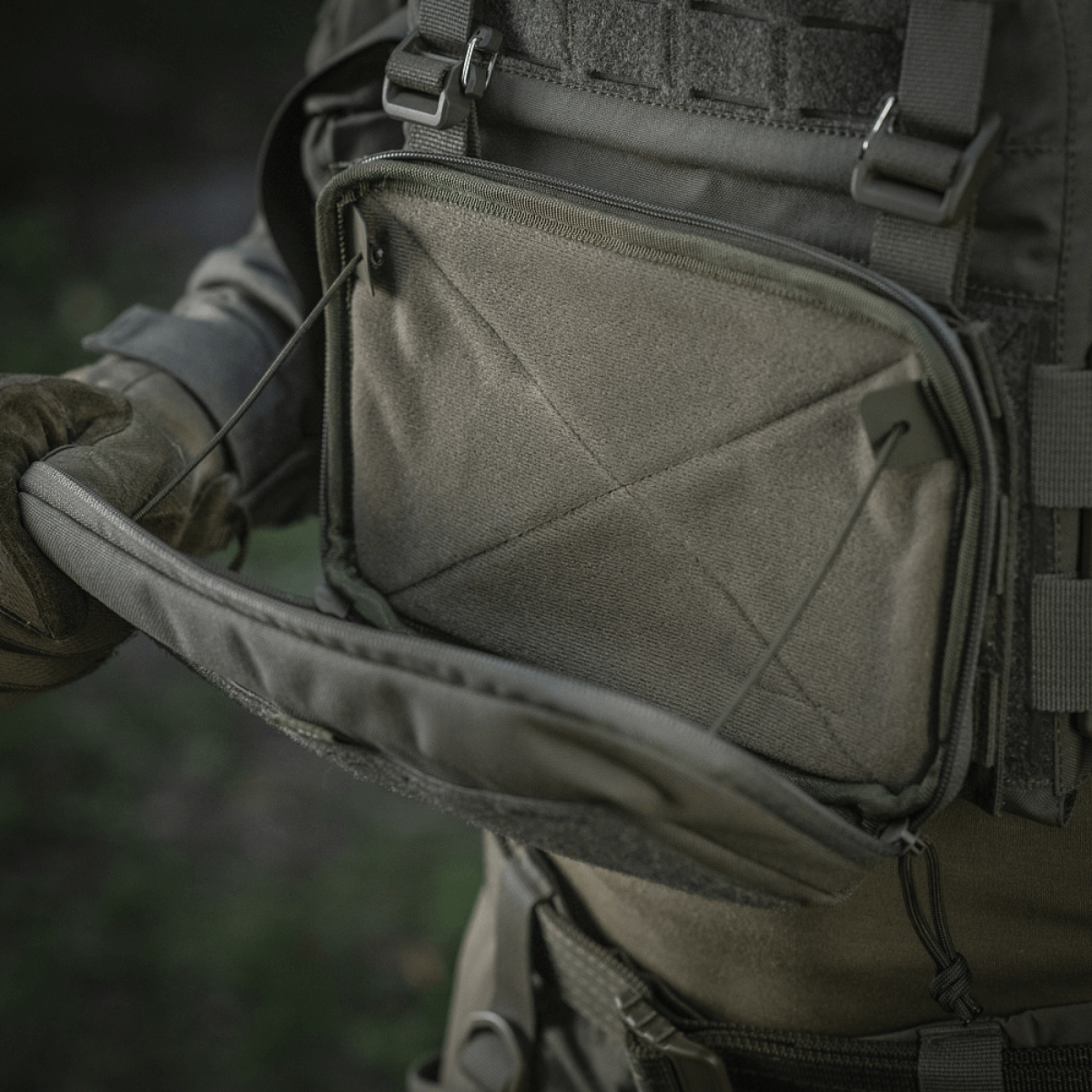 M-Tac Admin Pouch Large Elite monteret på en taktisk vest, der viser det åbne og rummelige design til opbevaring af udstyr.
