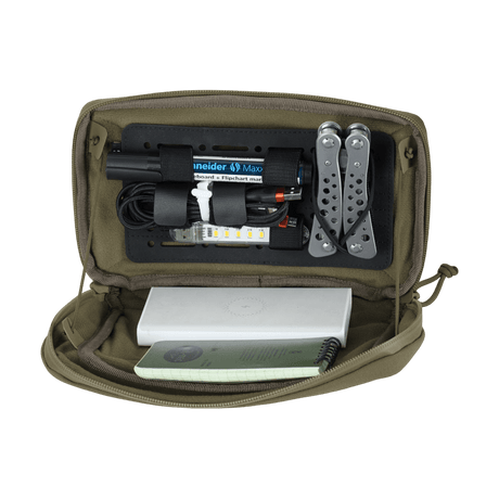 Åben M-Tac Admin Pouch Large Elite med taktisk udstyr som lommelygte og multiværktøj organiseret indvendigt.