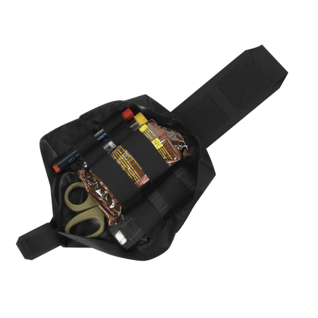 M-Tac Mediclomme Small Vertical Elite åben med førstehjælpsudstyr, herunder saks og andre nødvendigheder, i en slidstærk Cordura 500D lomme.