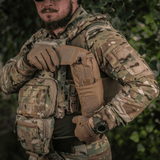 M-Tac Mediclomme Small Vertical Elite på militæruniform i camouflage, viser robust Cordura 500D-lomme til førstehjælpsorganizer
