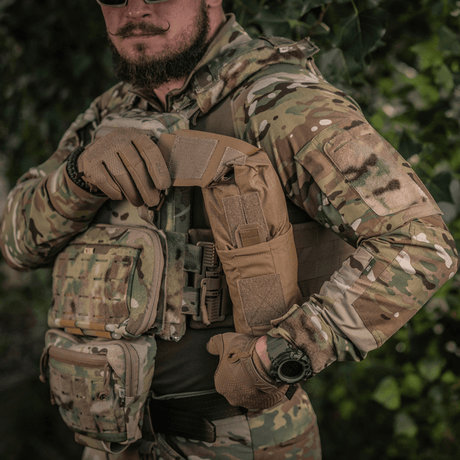 M-Tac Mediclomme Small Vertical Elite på militæruniform i camouflage, viser robust Cordura 500D-lomme til førstehjælpsorganizer