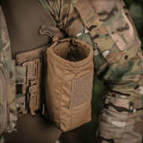 M-Tac Mediclomme Small Vertical Elite monteret på militærtøj, viser robust førstehjælpslomme i Cordura 500D materiale.