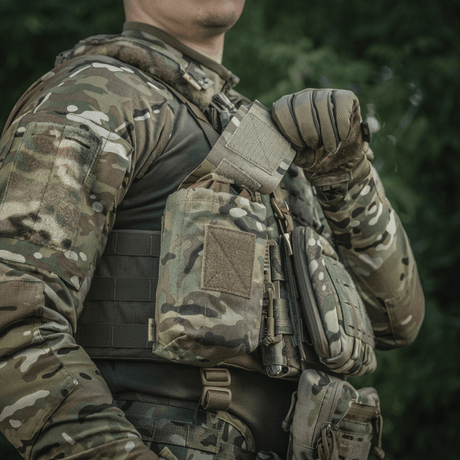 M-Tac Mediclomme Small Vertical Elite på camouflage-uniform, holdbar Cordura 500D materiale til førstehjælpsopbevaring.