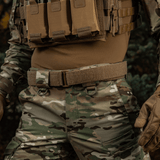 M-Tac Range Bælte Cobra Buckle Gen.IV i brug på en camouflageuniform, ideel til militær- eller politibrug.