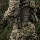 M-Tac Range Bælte Cobra Buckle Gen.IV på taktisk udstyr med magasintasker og førstehjælpsudstyr i militært camouflagemønster.