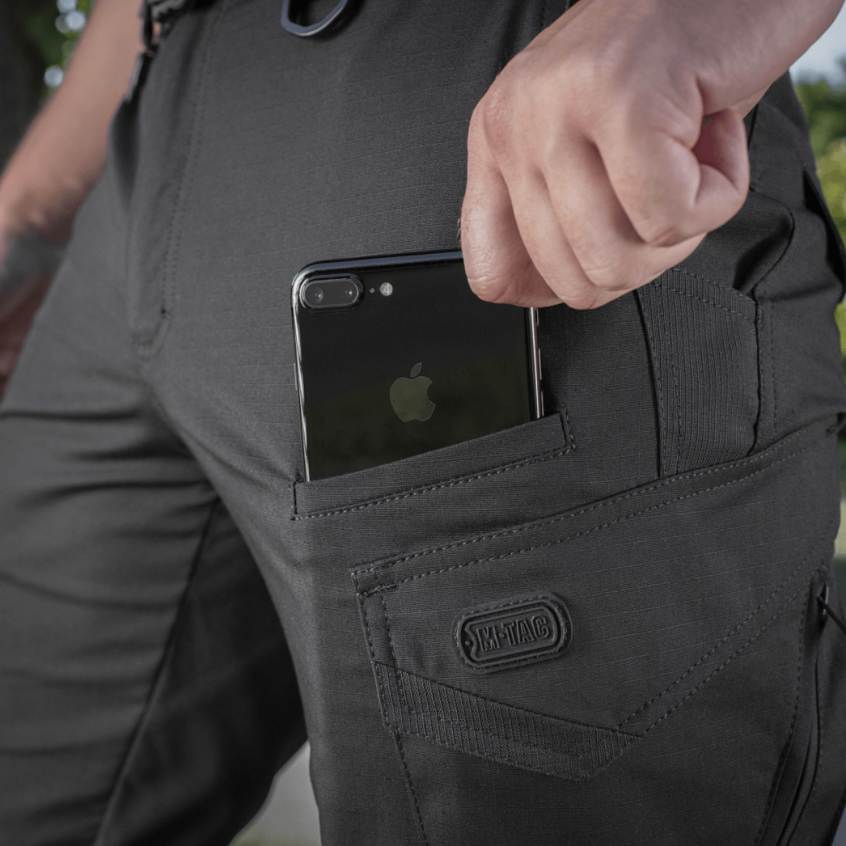 M-Tac Shorts Aggressor Gen.II Flex viser lommedetaljer og mobilopbevaring, ideel til taktisk brug og alsidig komfort.