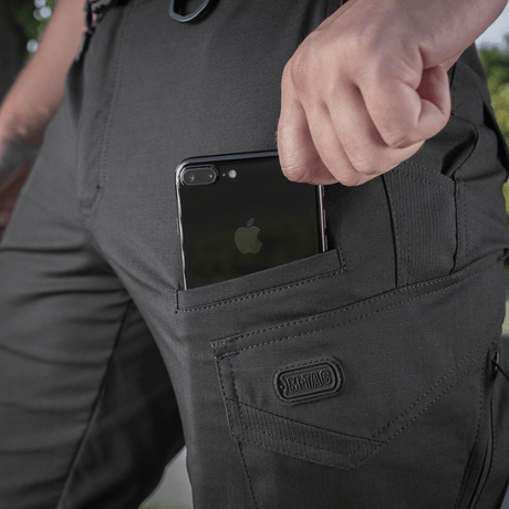 M-Tac Shorts Aggressor Gen.II Flex viser lommedetaljer og mobilopbevaring, ideel til taktisk brug og alsidig komfort.