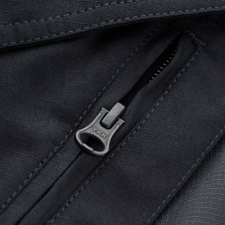 Nærbillede af lynlåslomme på M-Tac Shorts Aggressor Gen.II Flex, lavet af slidstærkt rip-stop materiale med Teflon-belægning.