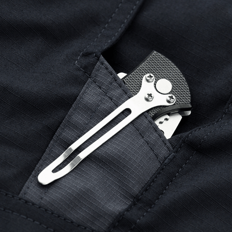 M-Tac Shorts Aggressor Gen.II Flex med taktisk kniv i lomme, viser rip-stop materiale og styrke.