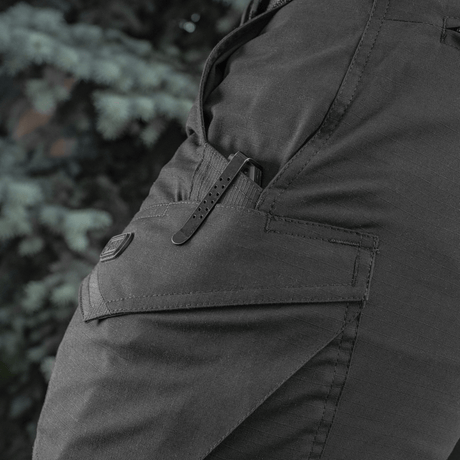 M-Tac Shorts Aggressor Short i sort rip-stop stof, ideel til by- og naturbrug med taktiske funktioner som clips og D-ring