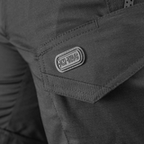 Detalje af M-Tac Shorts Aggressor Short med synlig lomme og M-Tac logo, fremstillet i slidstærkt rip-stop stof.