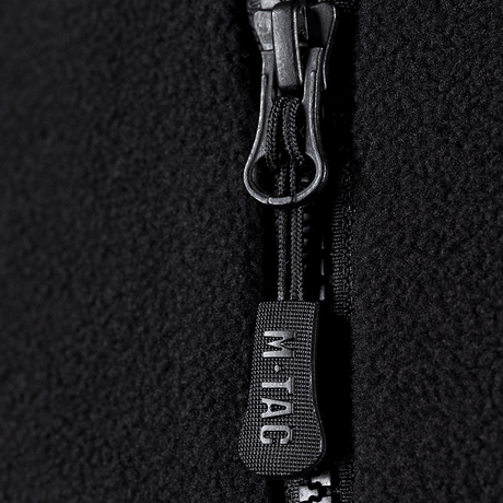 Nærbillede af lynlås på M-Tac Lite Microfleece Hættetrøje med M-Tac-logo på lynlåstrækkeren.