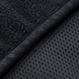 Detaljebillede af M-Tac Lite Microfleece Hættetrøje, viser mesh-struktur og mikrofleece materiale for komfort og bevægelsesfrihed.