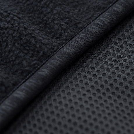 Detaljebillede af M-Tac Lite Microfleece Hættetrøje, viser mesh-struktur og mikrofleece materiale for komfort og bevægelsesfrihed.
