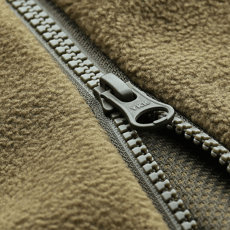 Nærbillede af lynlås på M-Tac Lite Microfleece Hættetrøje, der fremhæver den elastiske mikrofleece og mesh-struktur.