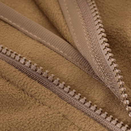 Nærbillede af lynlåsen på M-Tac Norman Windblock Fleecejakke, viser detaljeret WindBlock-materiale og Softshell-indlæg.