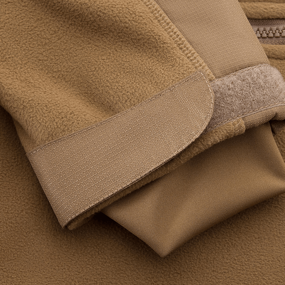 Nærbillede af ærmedetalje på M-Tac Norman Windblock Fleecejakke i beige WindBlock-materiale og Softshell-indlæg for optimal beskyttelse.