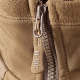 Nærbillede af lynlås på M-Tac Norman Windblock Fleecejakke, viser detaljerne i WindBlock-materiale og Softshell-indlæg for beskyttelse mod vind.