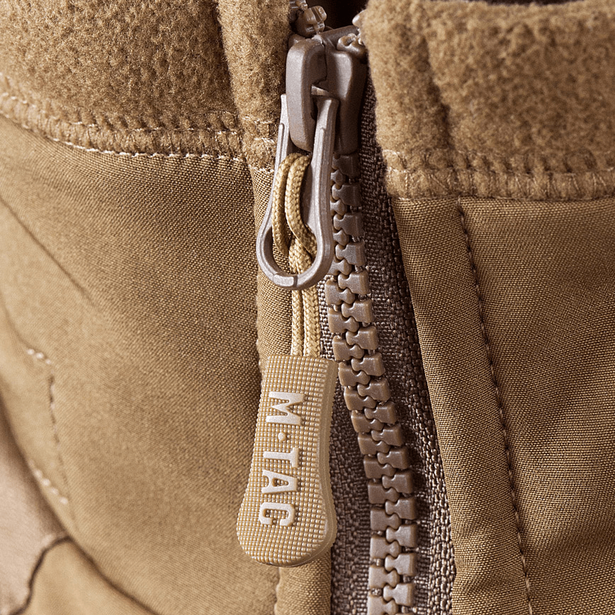 Nærbillede af lynlås på M-Tac Norman Windblock Fleecejakke, viser detaljerne i WindBlock-materiale og Softshell-indlæg for beskyttelse mod vind.