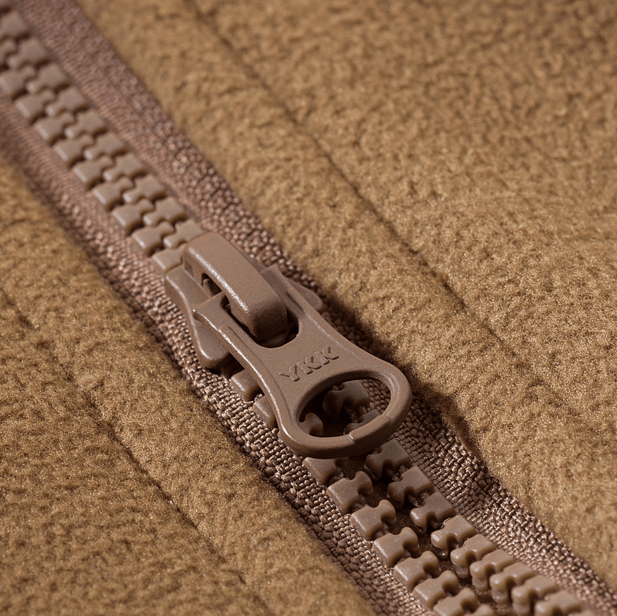 Detaljeret billede af lynlåsen på M-Tac Norman Windblock Fleecejakke, fremstillet af åndbart WindBlock-materiale med Softshell-indlæg.