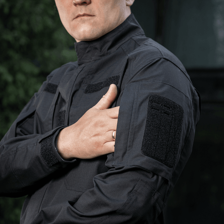 M-Tac Jakke Patrol Flex med velcrolommer og taktisk design, egnet til praktisk brug og komfort, fremvist udendørs.