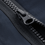 Nærbillede af YKK lynlås på M-Tac Jakke Patrol Flex, viser holdbar og innovativt design til taktisk brug.
