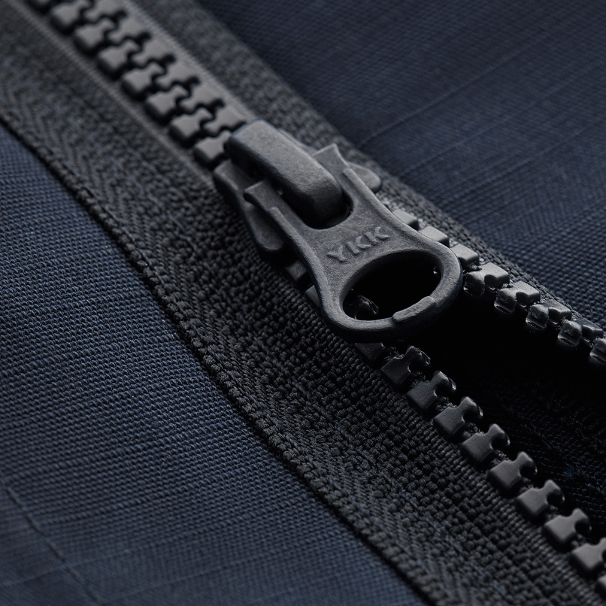 Nærbillede af YKK lynlås på M-Tac Jakke Patrol Flex, viser holdbar og innovativt design til taktisk brug.