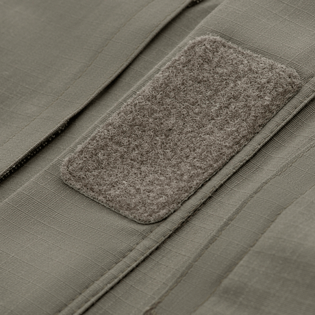 Nærbillede af velcro-panel på M-Tac Jakke Patrol Flex, laveret grå stof med ripstop mønster og taktisk design.