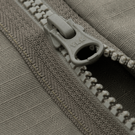 Nærbillede af YKK lynlås på M-Tac Jakke Patrol Flex, fokus på robuste fittings til taktisk brug.