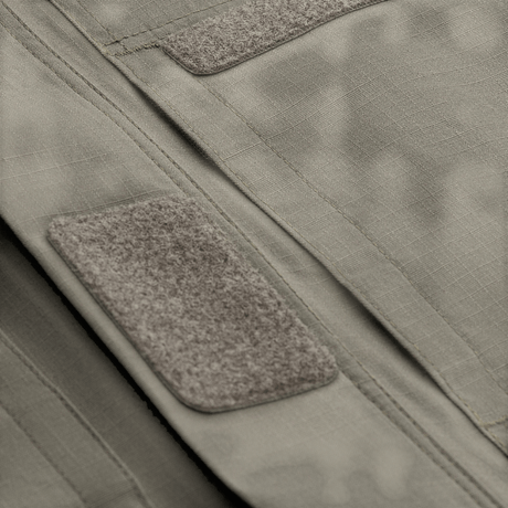 Detaljer af M-Tac Patrol Flex Jakke med velcro-lommer og strimler til navneskilte og medicinske oplysninger.
