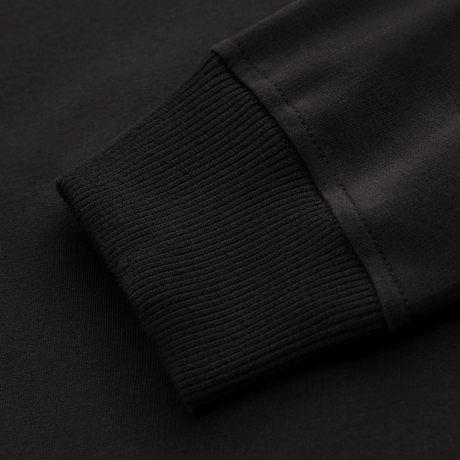 Close-up af M-Tac Pullover 4 Seasons med strækfast manchet og 95% bomuld. Perfekt til året rundt brug. Minimalistisk design i sort.