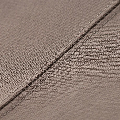 Nærbillede af M-Tac Pullover 4 Seasons stof, der viser søm detalje og tekstur. Perfekt til helårs og taktisk brug.