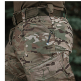 M-Tac Feltbukser NYCO med camouflagemønster og holdbart nyco-stof, tæt visning af sidelomme og fittings i feltbukserne.