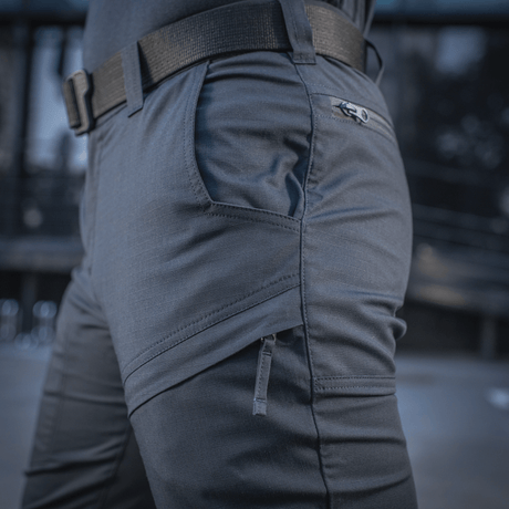 M-Tac Tactical Bukser Patrol Gen II Flex i aktion, viser praktiske lynlåslommer og justerbar bælte for optimal pasform og funktionalitet.