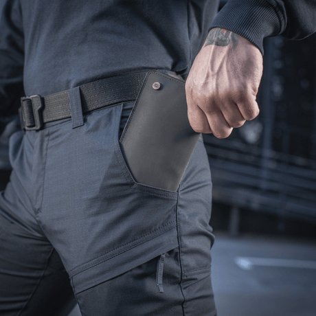 M-Tac Tactical Bukser Patrol Gen II Flex i aktion, tæt på lomme og stofdetaljer.