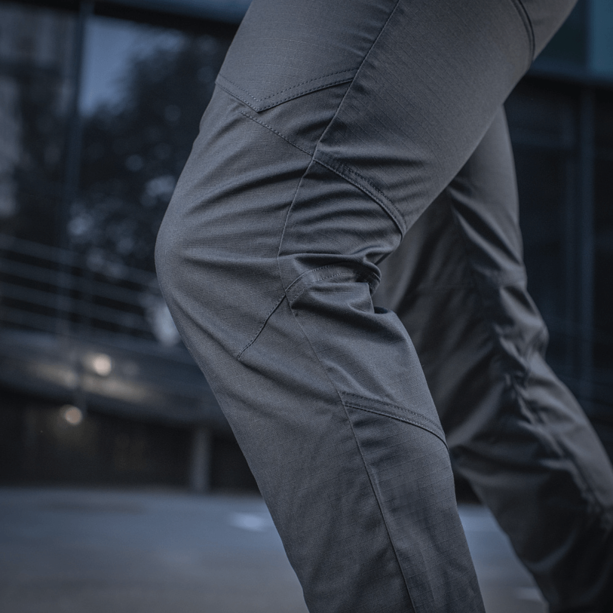 M-Tac Tactical Bukser Patrol Gen II Flex i brug udendørs, fremvisning af stoffets fleksibilitet og design.