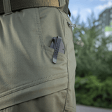 M-Tac Tactical Bukser Patrol Gen II Flex in naturen med lommekniv i lommen