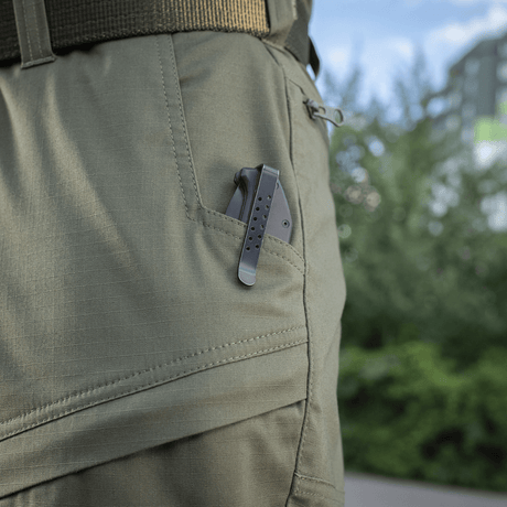 M-Tac Tactical Bukser Patrol Gen II Flex in naturen med lommekniv i lommen