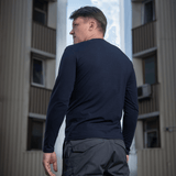 M-Tac Long-sleeve T-shirt 93/7 i mørkblå, set bagfra på en mand i et bymiljø.