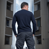 Mand iført M-Tac Long-sleeve T-shirt 93/7 i en byindstilling, viser slidstærk pasform og stilfuldt design