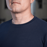 Nærbillede af person iført M-Tac Long-sleeve T-shirt 93/7 i navy, viser halsudskæring og tekstur
