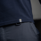 M-Tac Long-sleeve T-shirt 93/7 i mørkeblå farve med M-Tac logo, tæt pasform over navy bukser.